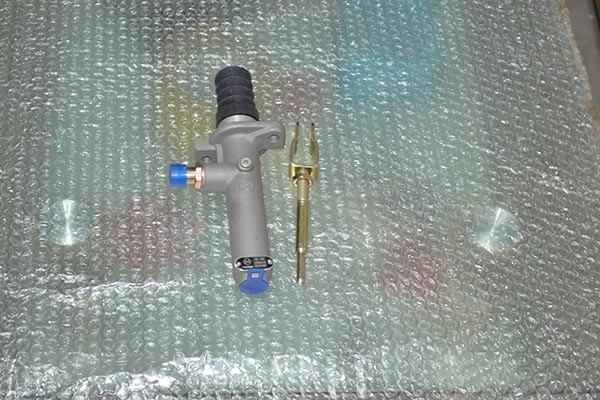 山推压路机离合器主缸